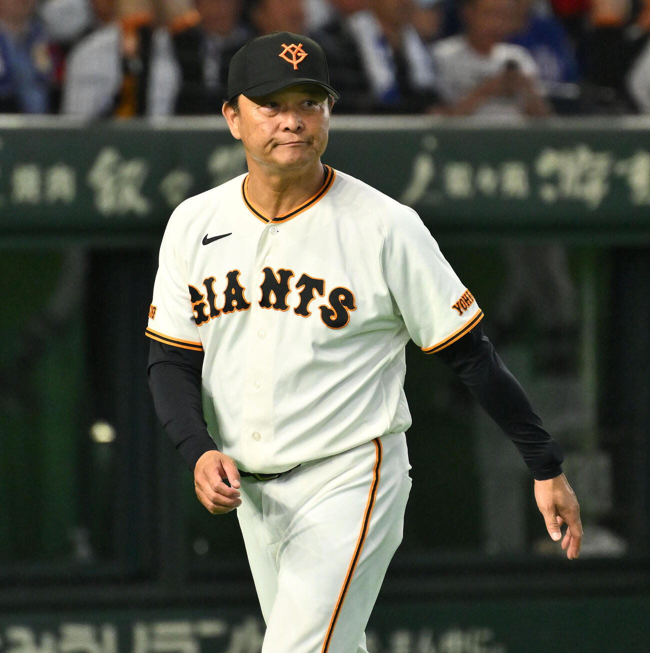 巨人対中日　交代を伝える巨人橋上秀樹監督代行（撮影・滝沢徹郎）