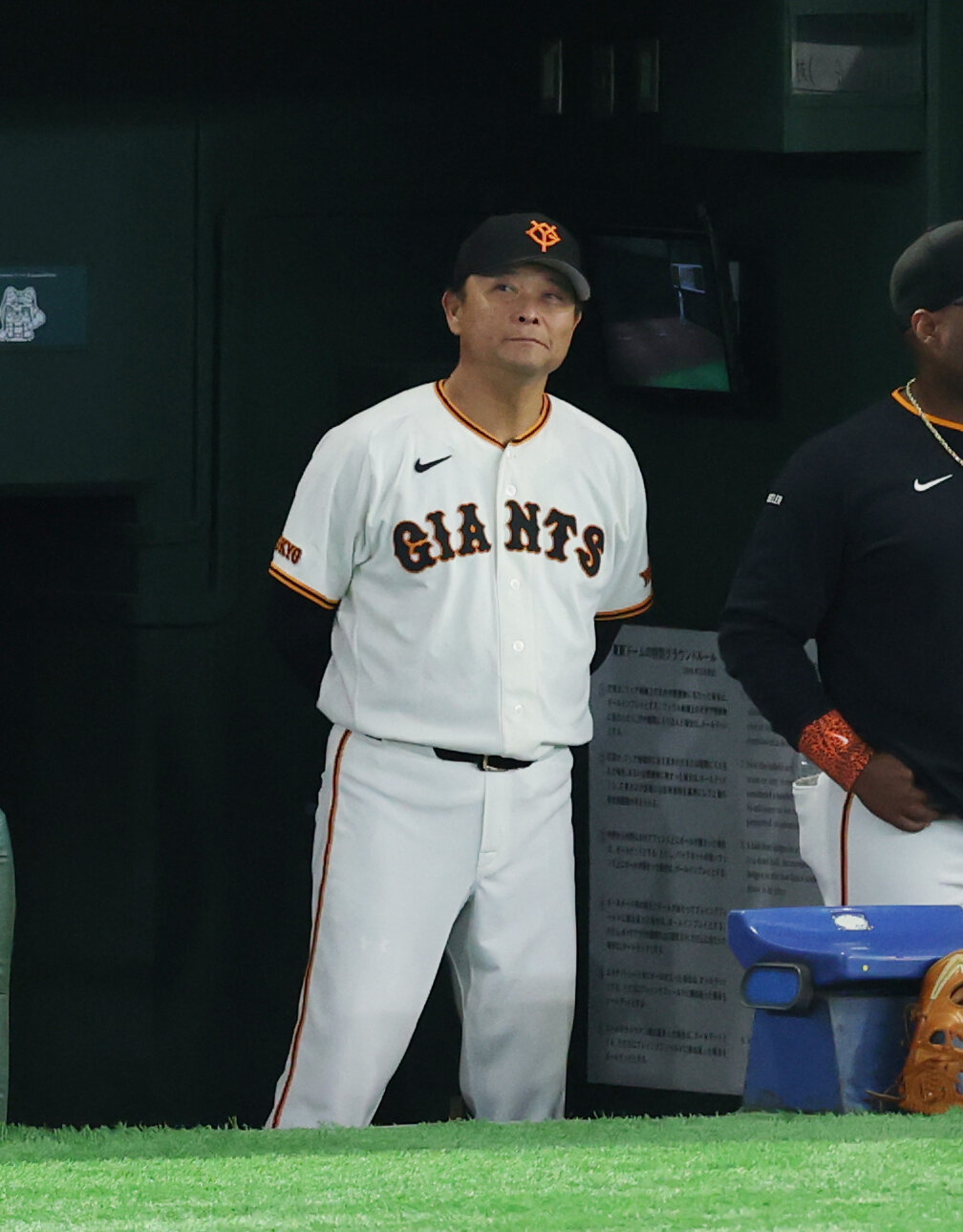巨人対中日　戦況を見守る巨人橋上秀樹監督代行（撮影・増田悦実）