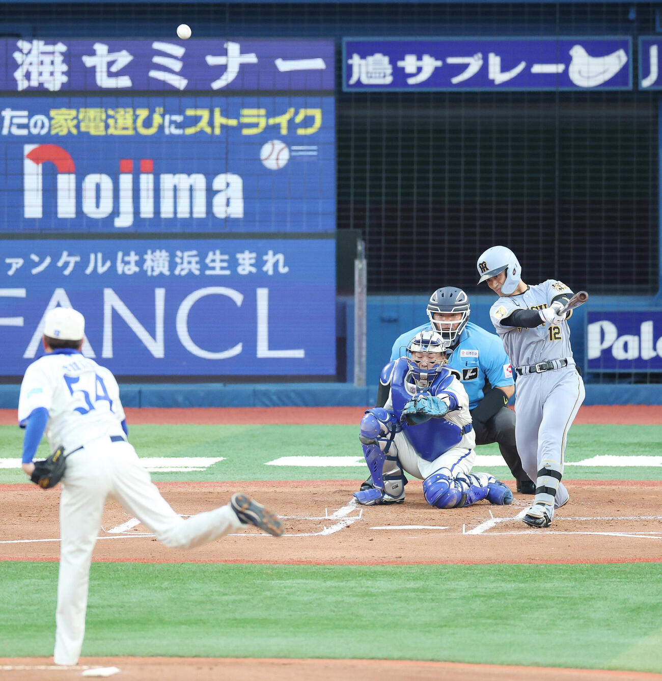 DeNA対阪神　1回表阪神2死二塁、2点本塁打を放つ坂本誠志郎。投手石田裕太郎（撮影・宮地輝）