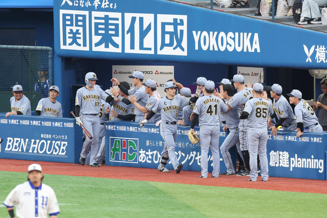 DeNA対阪神　1回表阪神2死二塁、2点本塁打を放ちチームメートとタッチを交わす坂本誠志郎（中央）（撮影・宮地輝）