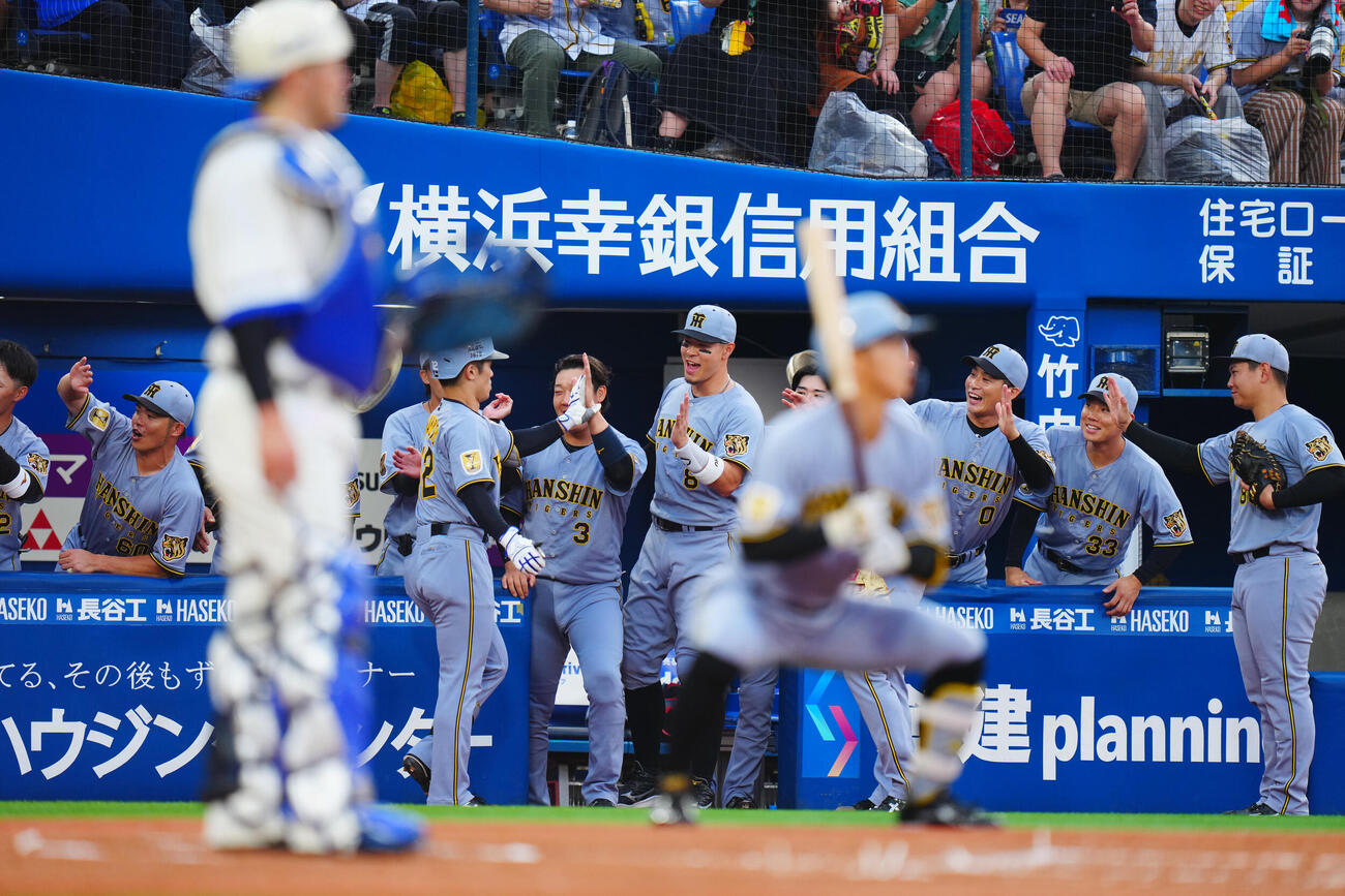 DeNA対阪神　1回表阪神2死二塁、2点本塁打を放った坂本誠志郎（中央左）を出迎えるナイン（撮影・垰建太）
