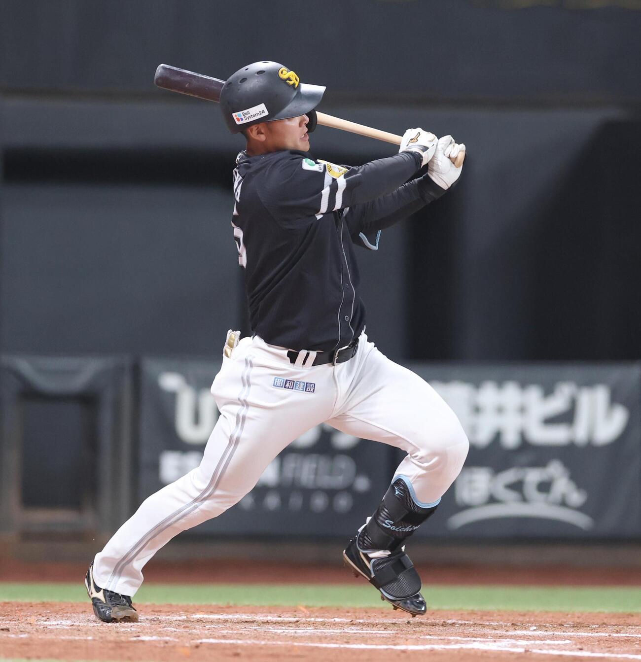 日本ハム対ソフトバンク　4回表ソフトバンク2死満塁、2点適時打を放つ石塚綜一郎（撮影・黒川智章）