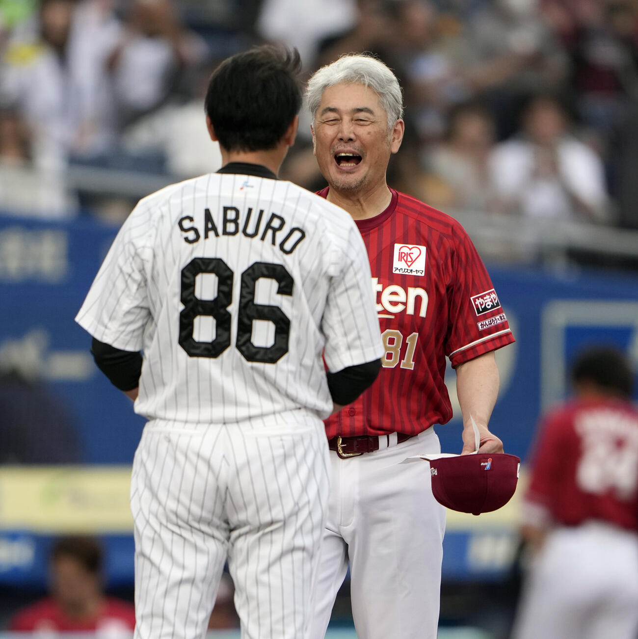 ロッテ対楽天　メンバー表交換をする楽天吉井理人監督（右）（撮影・小島史椰）