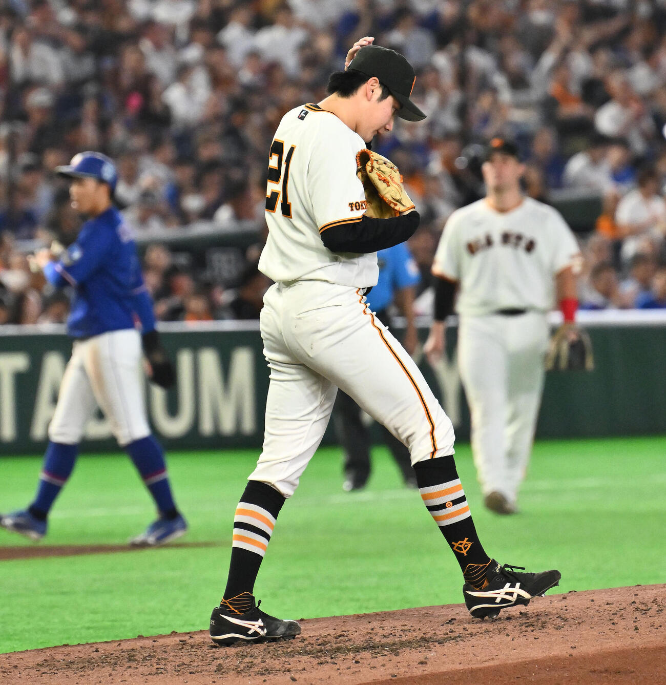 巨人対中日　5回表中日2死一、二塁、ミゲル・サノーに四球を許した竹丸和幸（撮影・滝沢徹郎）