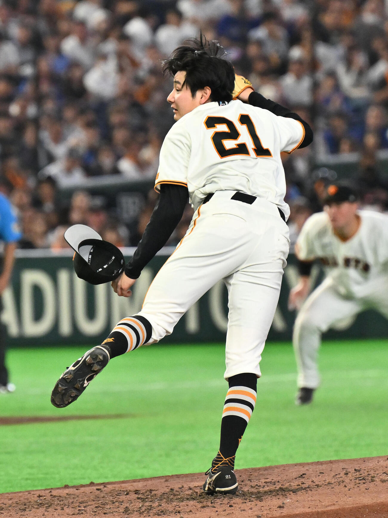 巨人対中日　5回表、帽子を飛ばし力投する巨人先発の竹丸和幸（撮影・滝沢徹郎）