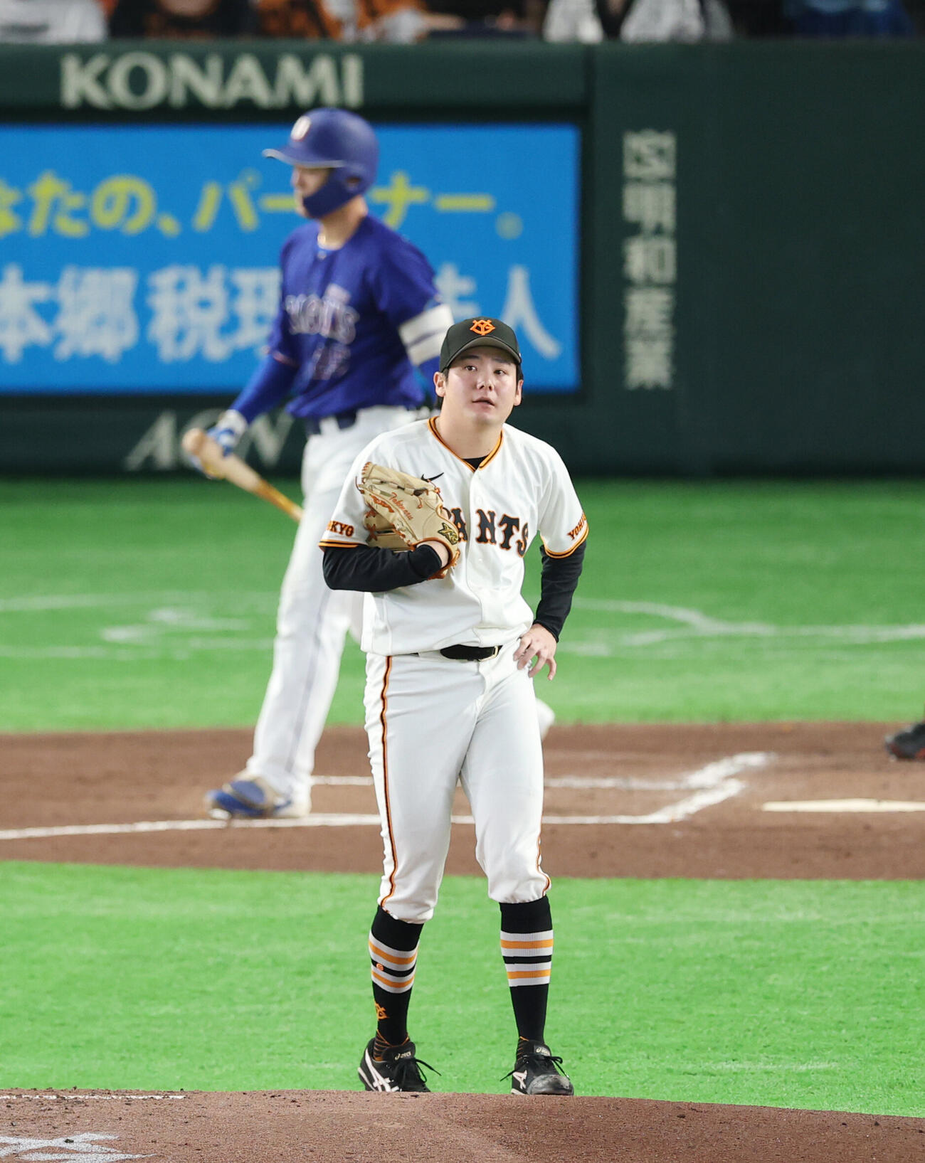 巨人対中日　2回表中日無死一、二塁、石川昂弥に四球を選ばれ満塁のピンチを迎える竹丸和幸（撮影・増田悦実）