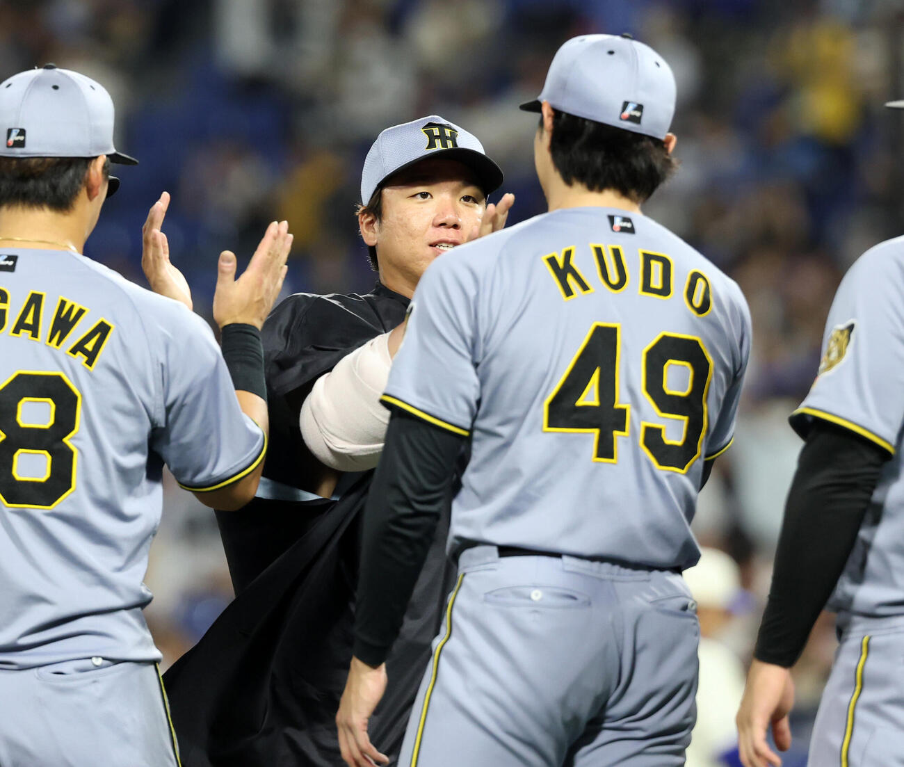 DeNA対阪神　6勝目の阪神村上頌樹は笑顔でナインとハイタッチ（撮影・浅見桂子）　横浜スタジアム