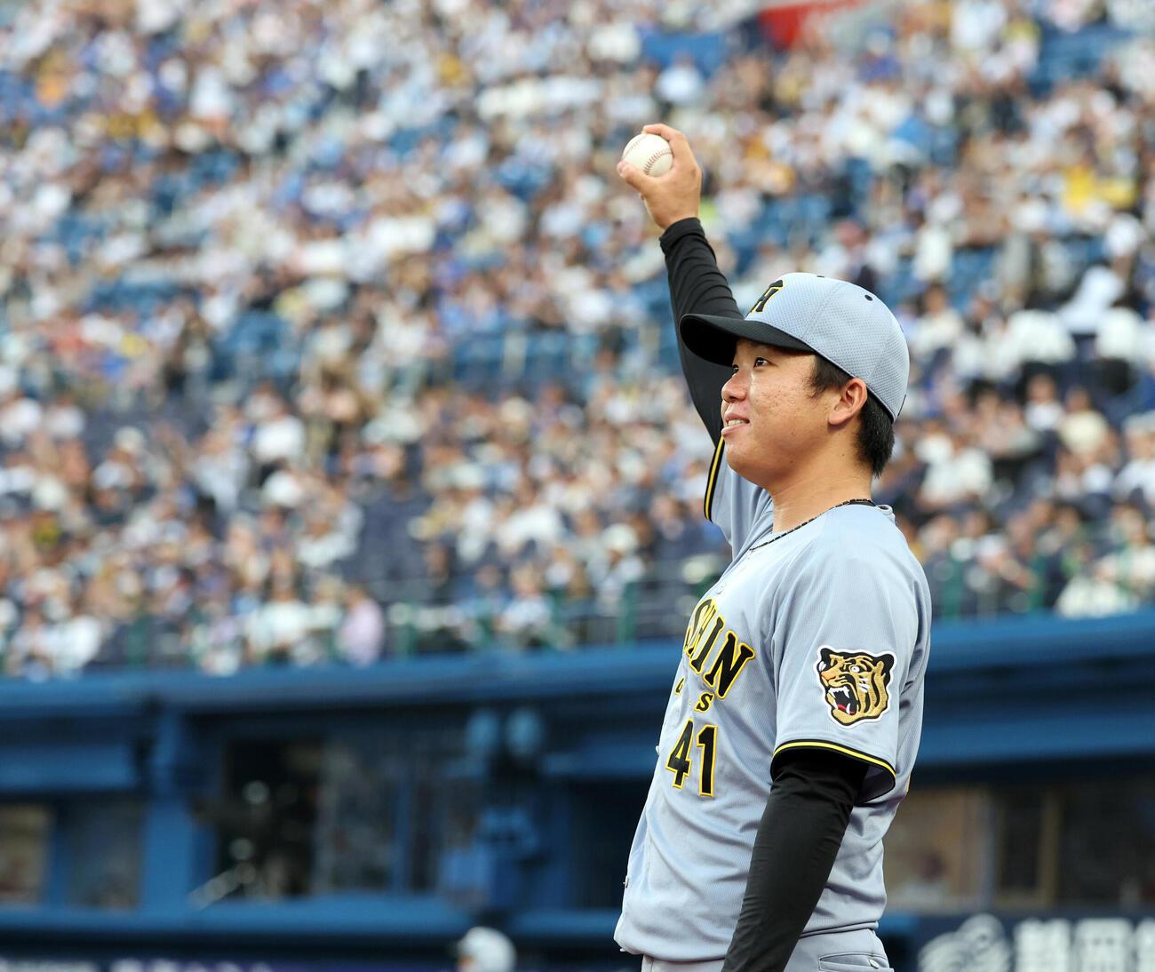 DeNA対阪神　1回表阪神2死二塁、坂本誠志郎が2点本塁打を放ち、打球を見つめながらガッツポーズする村上頌樹（撮影・浅見桂子）