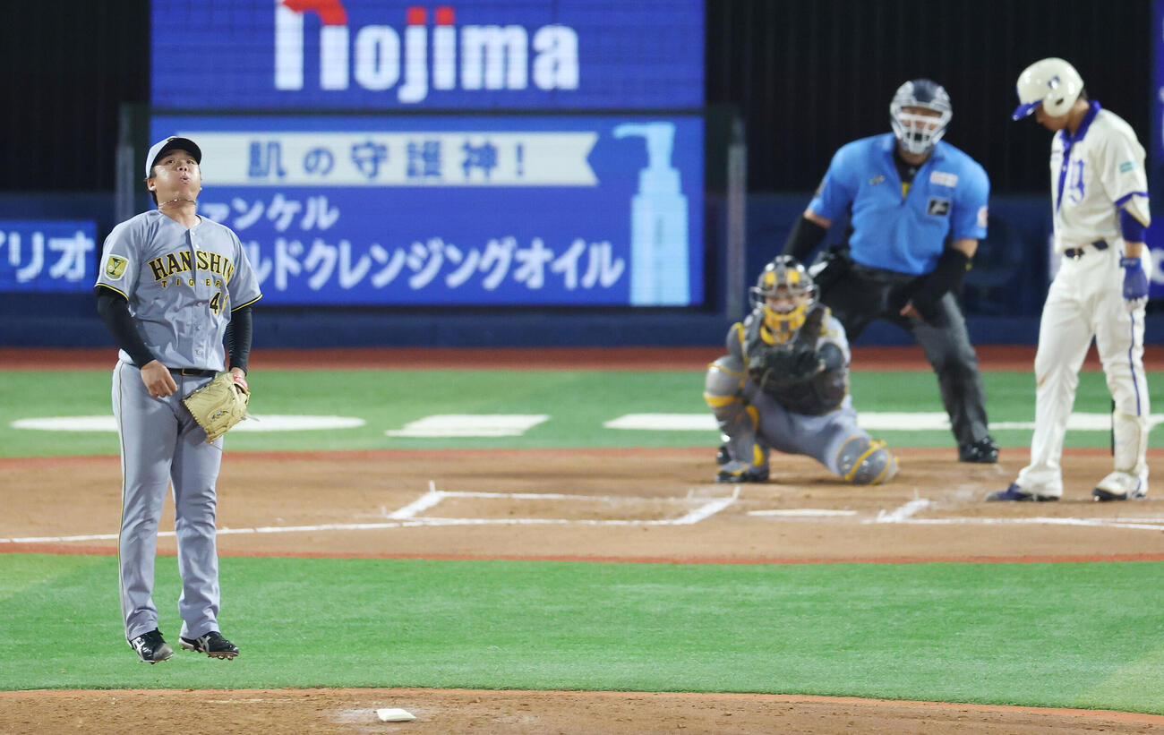 DeNA対阪神　6回裏DeNA2死、宮下朝陽への投球がボールとなり飛ぶ村上頌樹（撮影・宮地輝）
