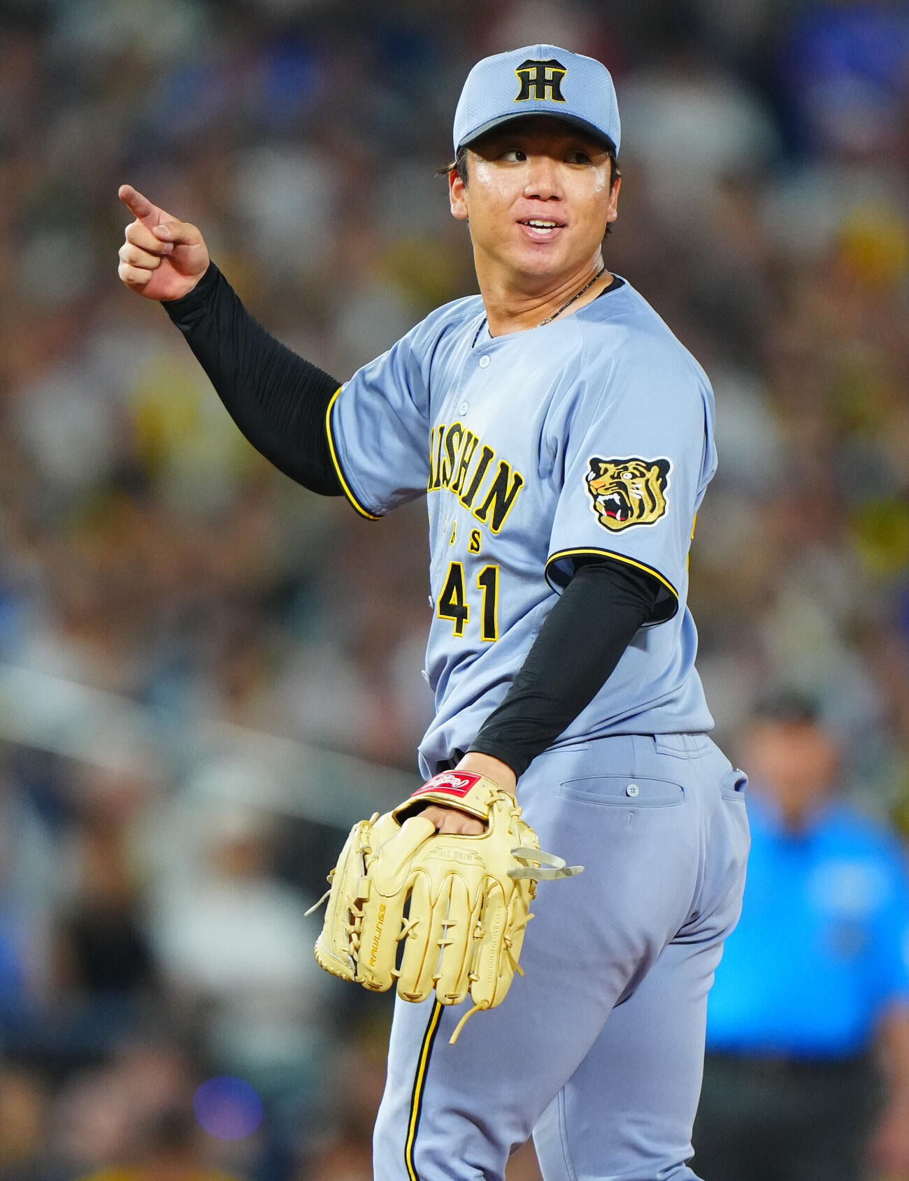DeNA対阪神　7回裏DeNA2死、蝦名達夫のスイングを笑顔でアピールする村上頌樹（撮影・垰建太）