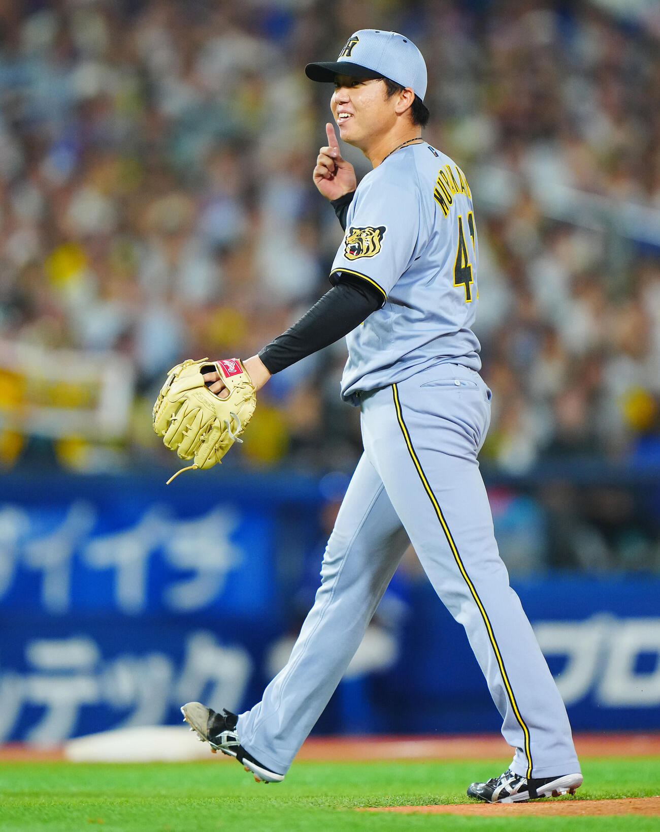 DeNA対阪神　7回裏DeNA2死、蝦名達夫を空振り三振に仕留め笑顔を見せる村上頌樹（撮影・垰建太）