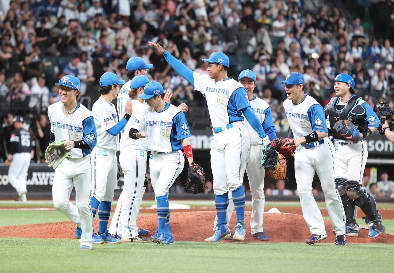 日本ハム対ソフトバンク　試合後、ハイタッチする日本ハムナイン（撮影・黒川智章）