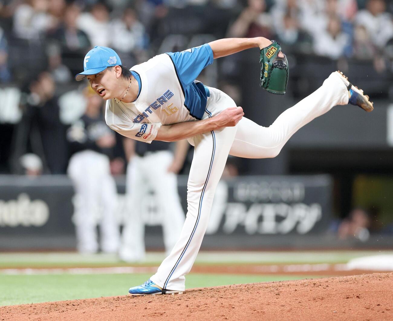 日本ハム対ソフトバンク　7回、2番手で登板する日本ハム達孝太（撮影・黒川智章）