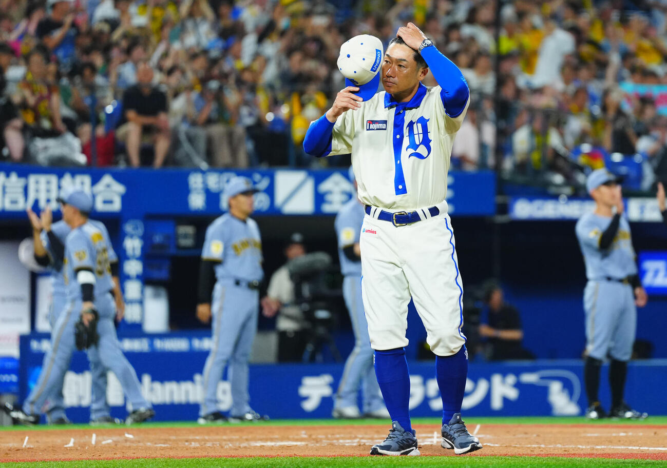 DeNA対阪神　阪神に敗れファンにあいさつするDeNA相川亮二監督（撮影・垰建太）