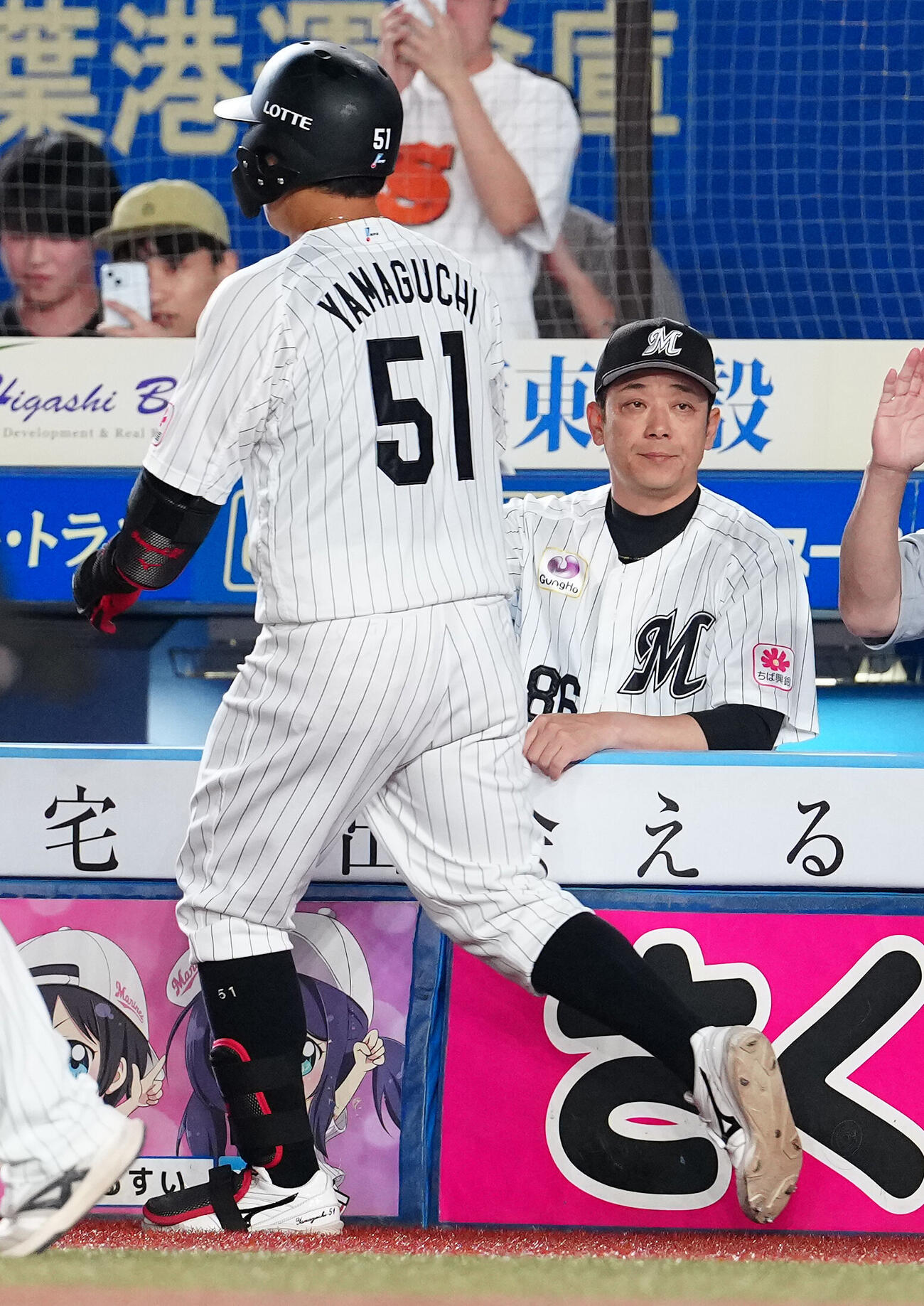 ロッテ対楽天　4回裏ロッテ無死、ソロ本塁打を放った山口航輝（左）を迎えるサブロー監督（撮影・鈴木みどり）