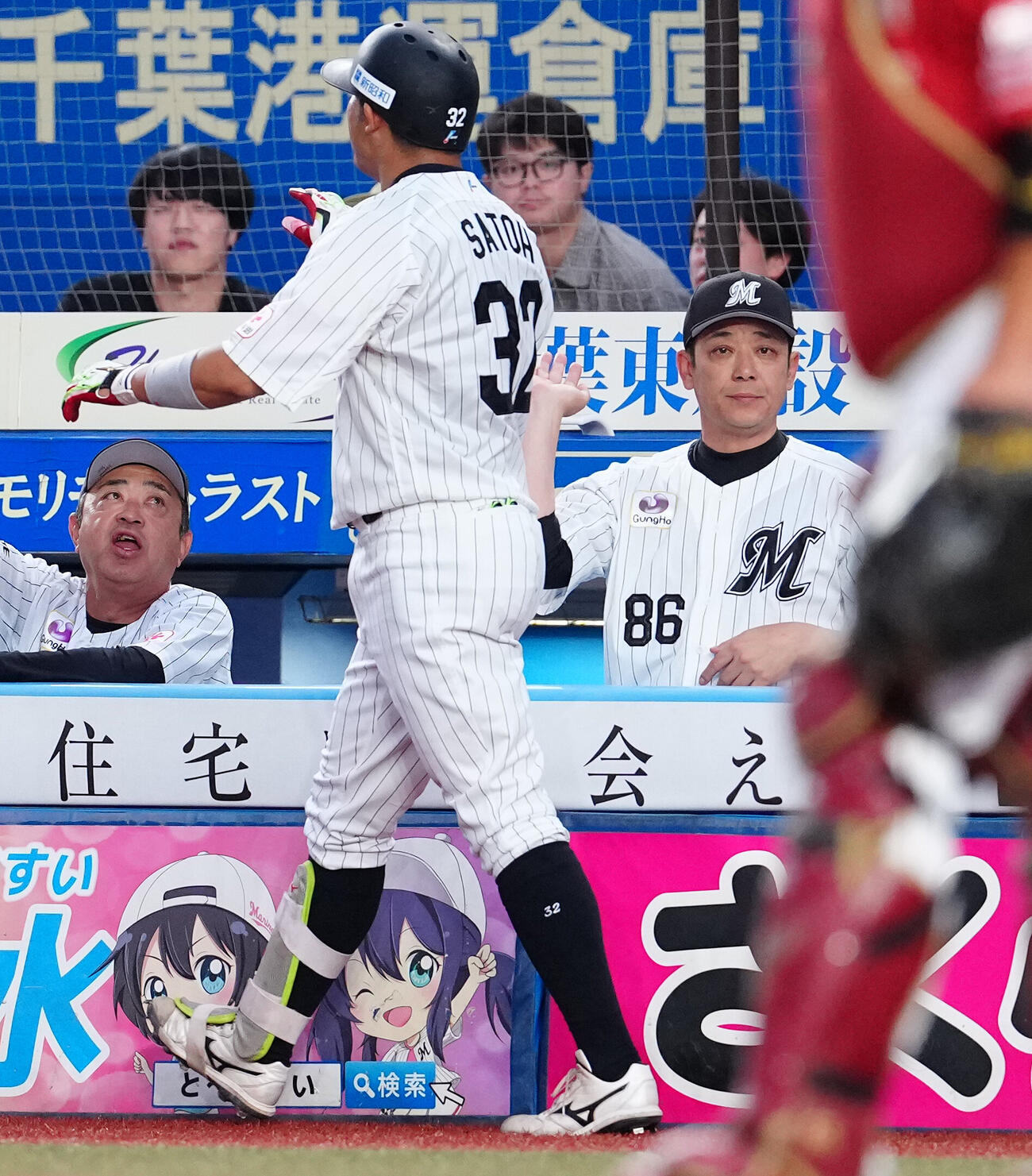 ロッテ対楽天　2回裏ロッテ無死、ソロ本塁打を放った佐藤都志也（手前）を迎えるサブロー監督（右）（撮影・鈴木みどり）