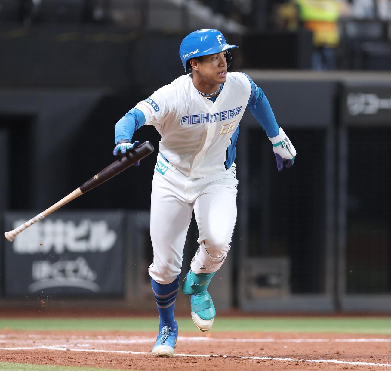 日本ハム対ソフトバンク　4回裏日本ハム2死一、二塁、適時打を放つ万波中正（撮影・黒川智章）