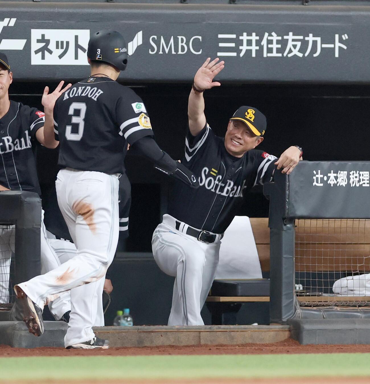 日本ハム対ソフトバンク　4回表、生還した近藤健介を出迎える小久保裕紀監督（撮影・黒川智章）