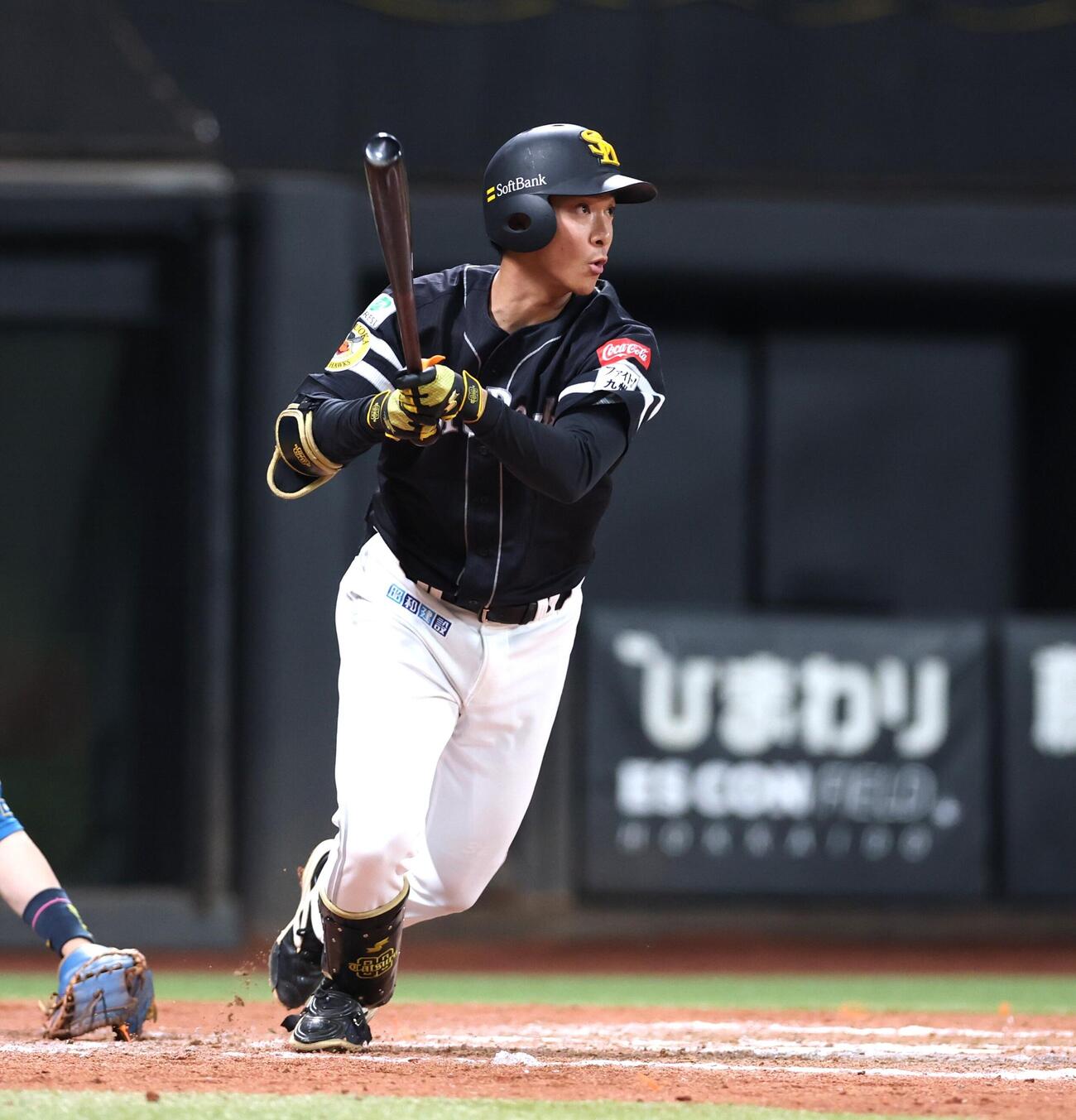 日本ハム対ソフトバンク　9回表ソフトバンク2死一、三塁、適時打を放つ柳町達（撮影・黒川智章）
