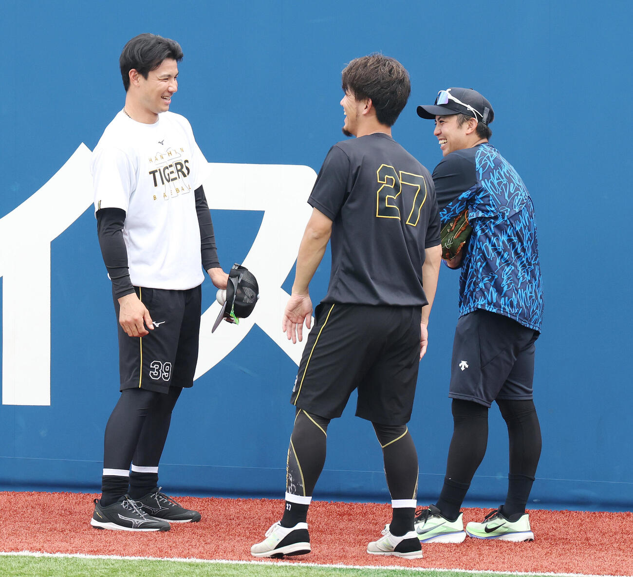 DeNA対阪神　試合前、談笑する阪神栄枝裕貴（左）、伊藤将司（中央）、DeNA東克樹（撮影・宮地輝）