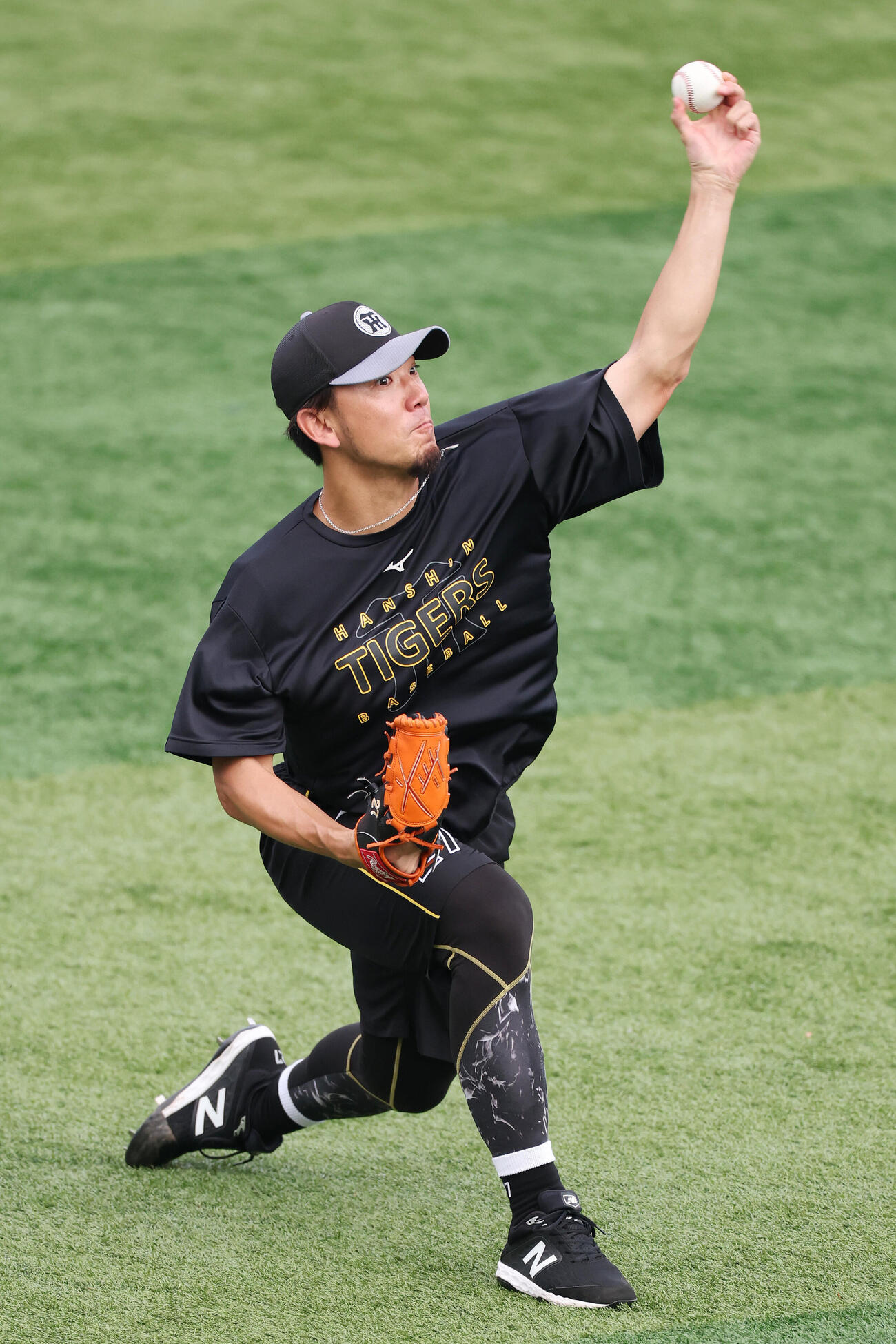 DeNA対阪神　試合前練習でキャッチボールする阪神伊藤将司（撮影・宮地輝）
