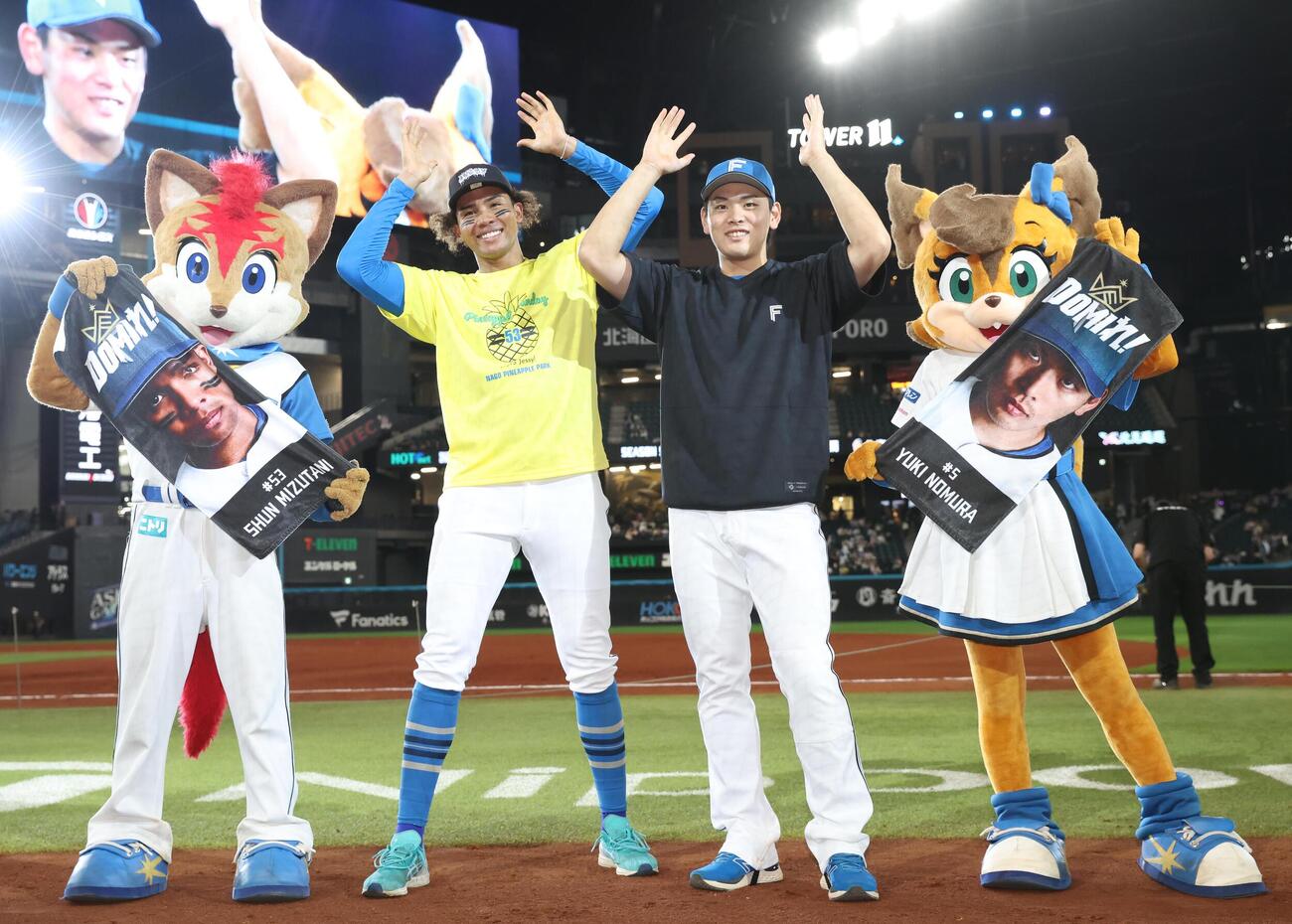 日本ハム対ソフトバンク　試合後、笑顔でポーズをとる水谷瞬（左）と野村佑希（撮影・黒川智章）