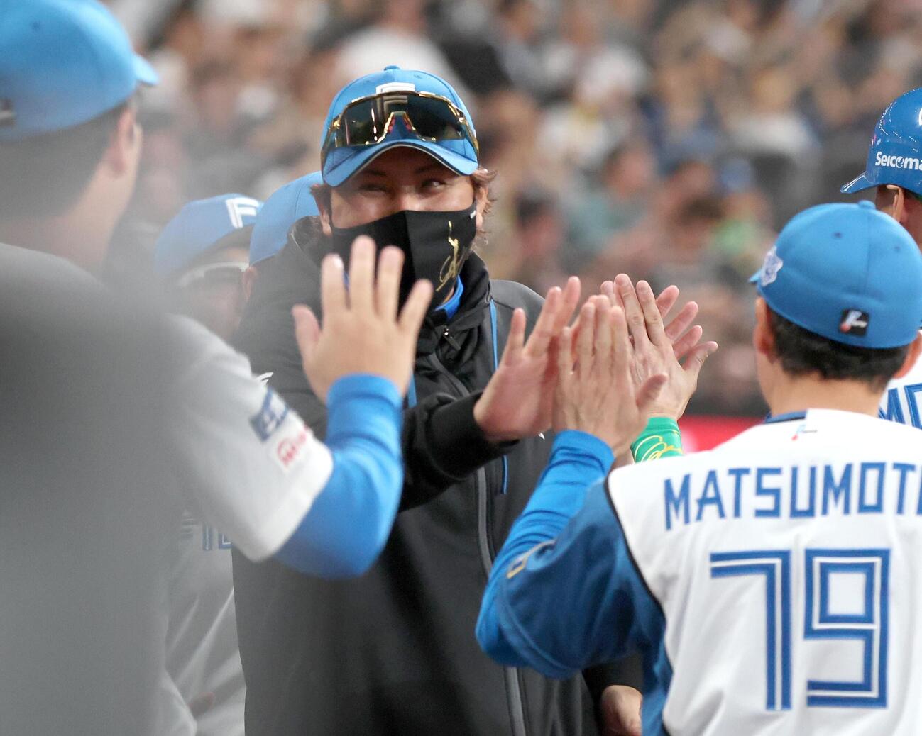 日本ハム対ソフトバンク　試合後、スタッフらとハイタッチする新庄剛志監督（撮影・黒川智章）