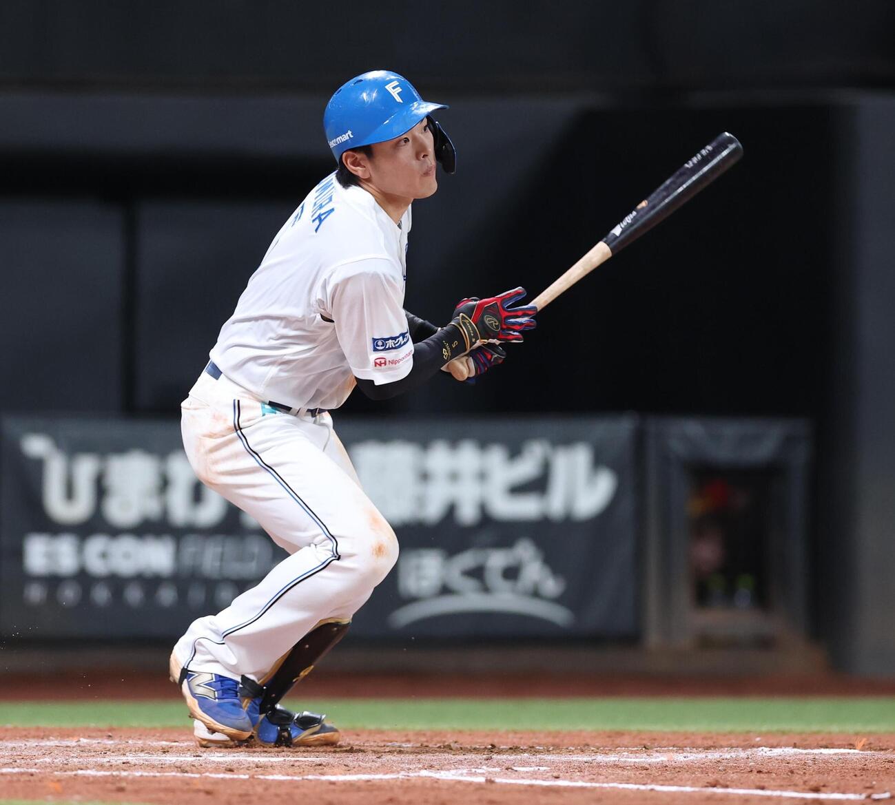 日本ハム対ソフトバンク　4回裏日本ハム2死一、三塁、適時二塁打を放つ野村佑希（撮影・黒川智章）
