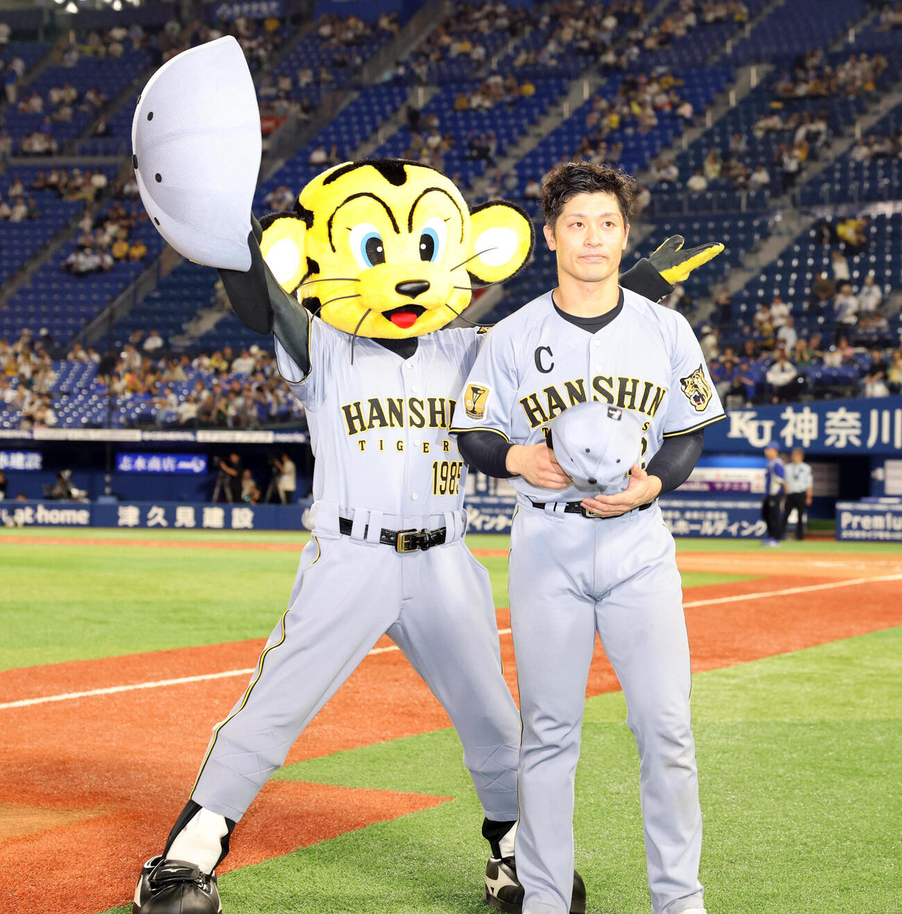 DeNA対阪神　ヒーローインタビューを終えトラッキーとスタンドにあいさつする阪神坂本誠志郎（撮影・浅見桂子）