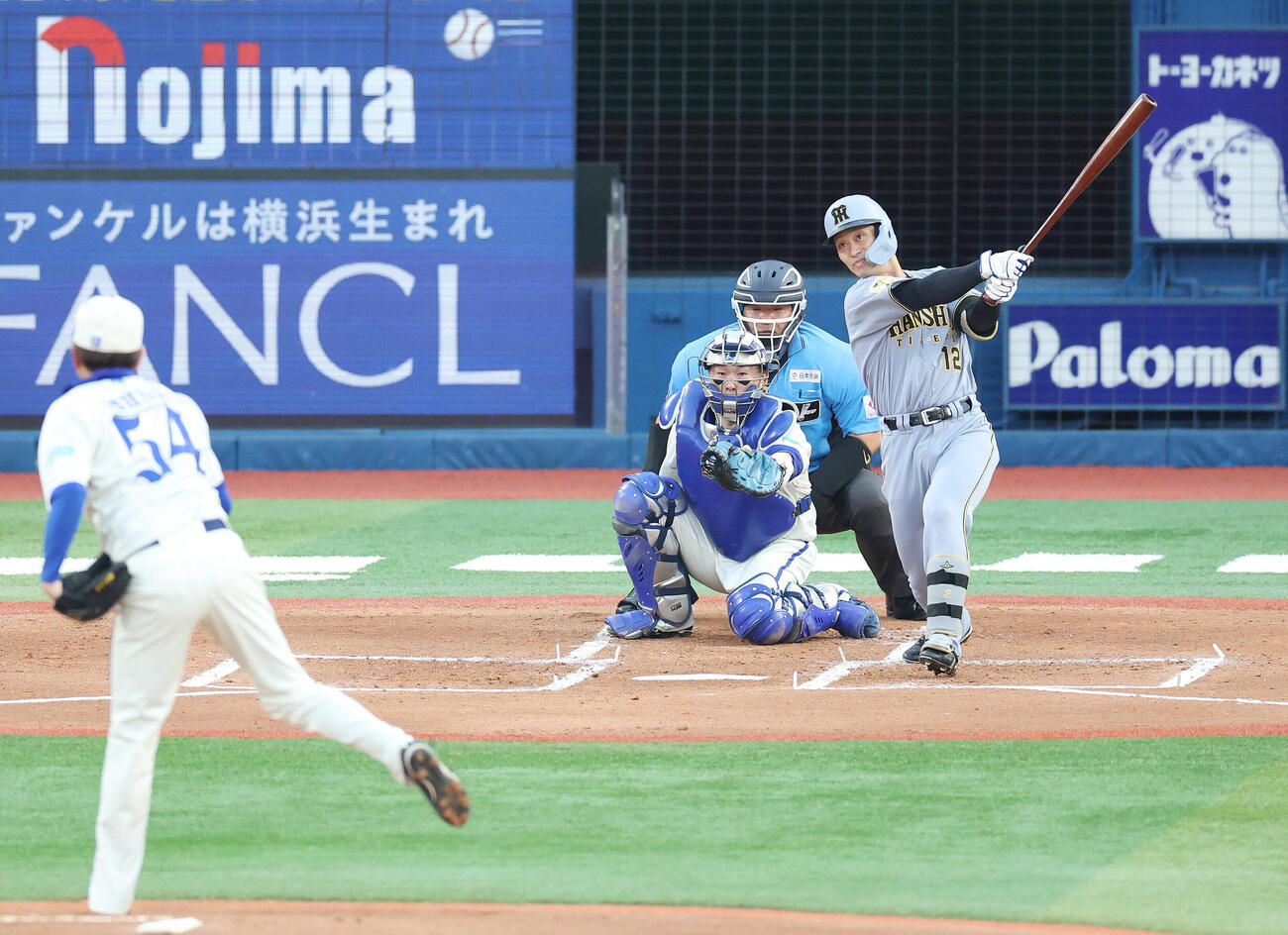 DeNA対阪神　1回表阪神2死二塁、2点本塁打を放つ坂本誠志郎。投手石田裕太郎（撮影・宮地輝）