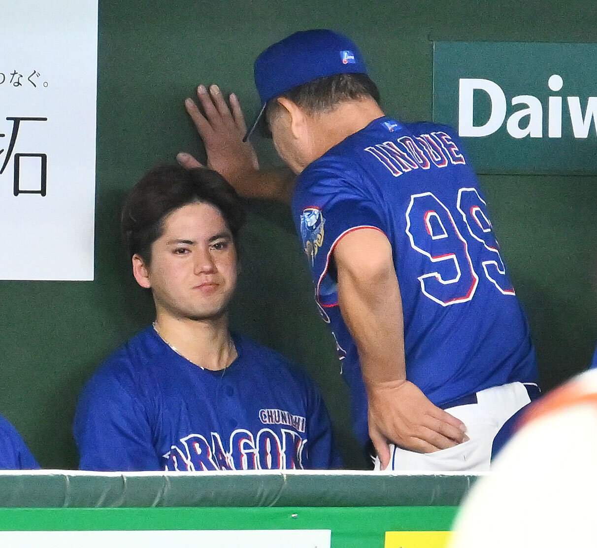 巨人対中日　6回裏を投げ終えた中日先発の金丸夢斗（左）はベンチに戻り井上一樹監督からねぎらわれる（撮影・滝沢徹郎）