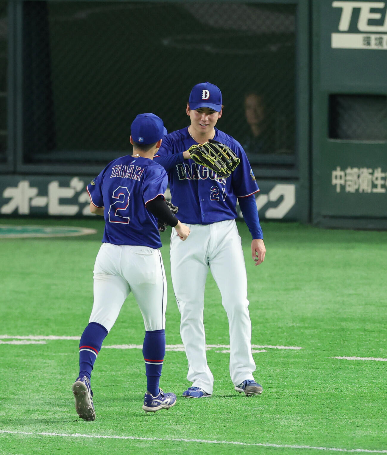巨人対中日　6回裏のピンチをしのぎ笑顔でナインと出迎える金丸夢斗（右）（撮影・増田悦実）