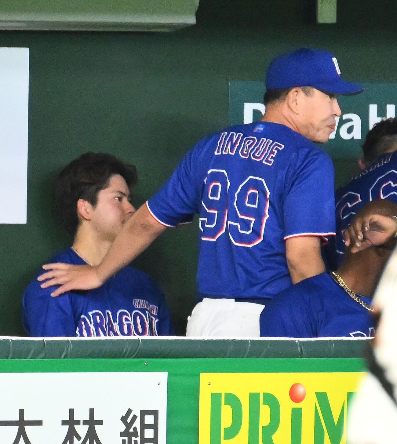巨人対中日　6回裏を投げ終えた中日先発の金丸夢斗（左）はベンチに戻り井上一樹監督からねぎらわれる（撮影・滝沢徹郎）