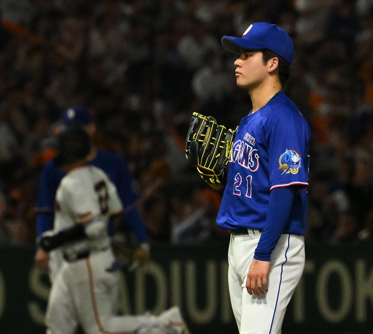 巨人対中日　5回裏巨人2死一塁、岸田行倫（後方）に2点本塁打を浴びる金丸夢斗（撮影・滝沢徹郎）