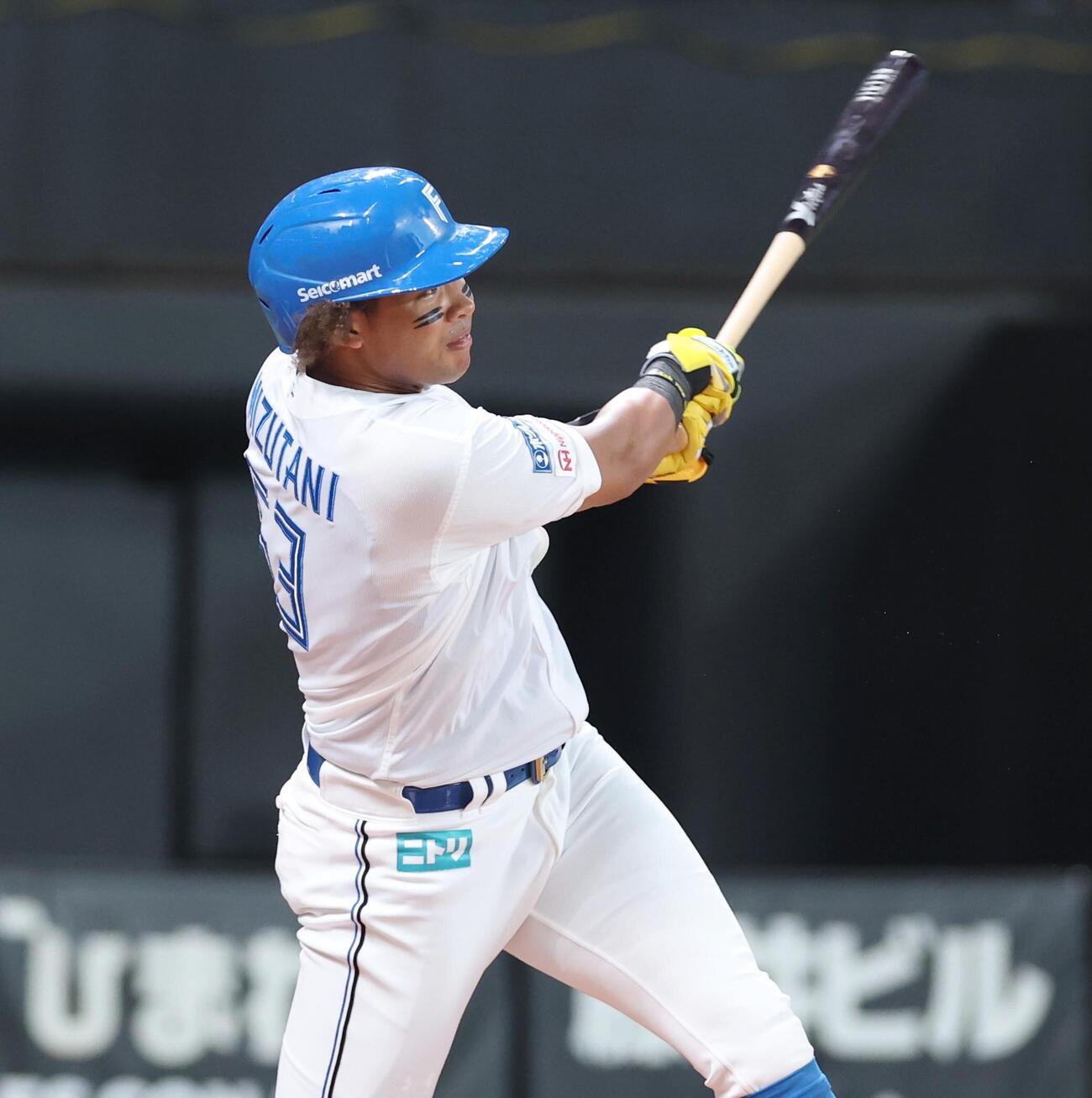 日本ハム対ソフトバンク　1回裏日本ハム無死、本塁打を放つ水谷瞬（撮影・黒川智章）