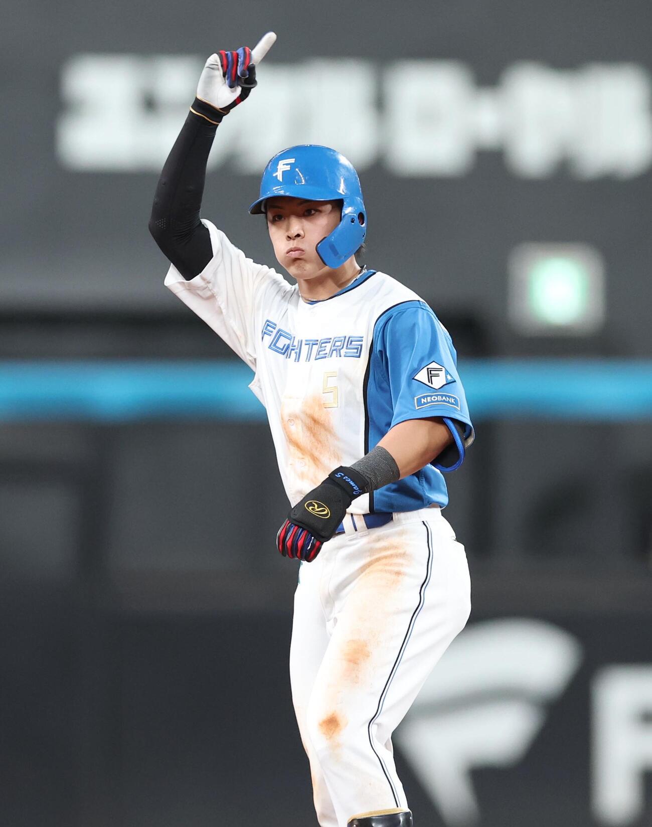 日本ハム対ソフトバンク　4回裏日本ハム2死一、三塁、適時二塁打を放ちポーズをとる野村佑希（撮影・黒川智章）