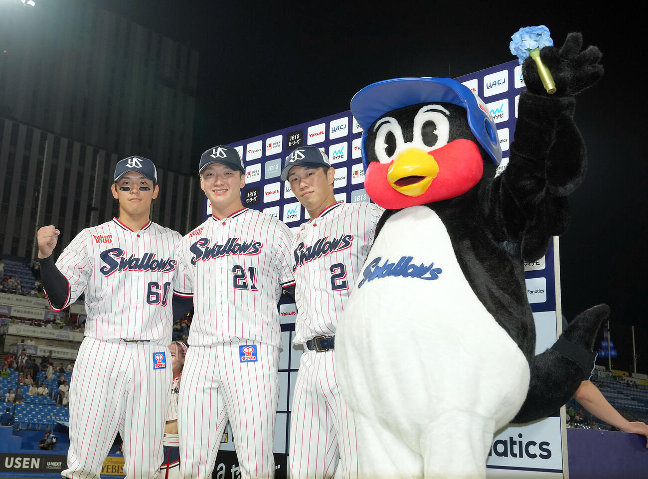 ヤクルト体広島　広島に勝利し笑顔で記念撮影に納まる、左からヤクルト武岡龍世、吉村貢司郎、古賀優大（撮影・たえ見朱実）