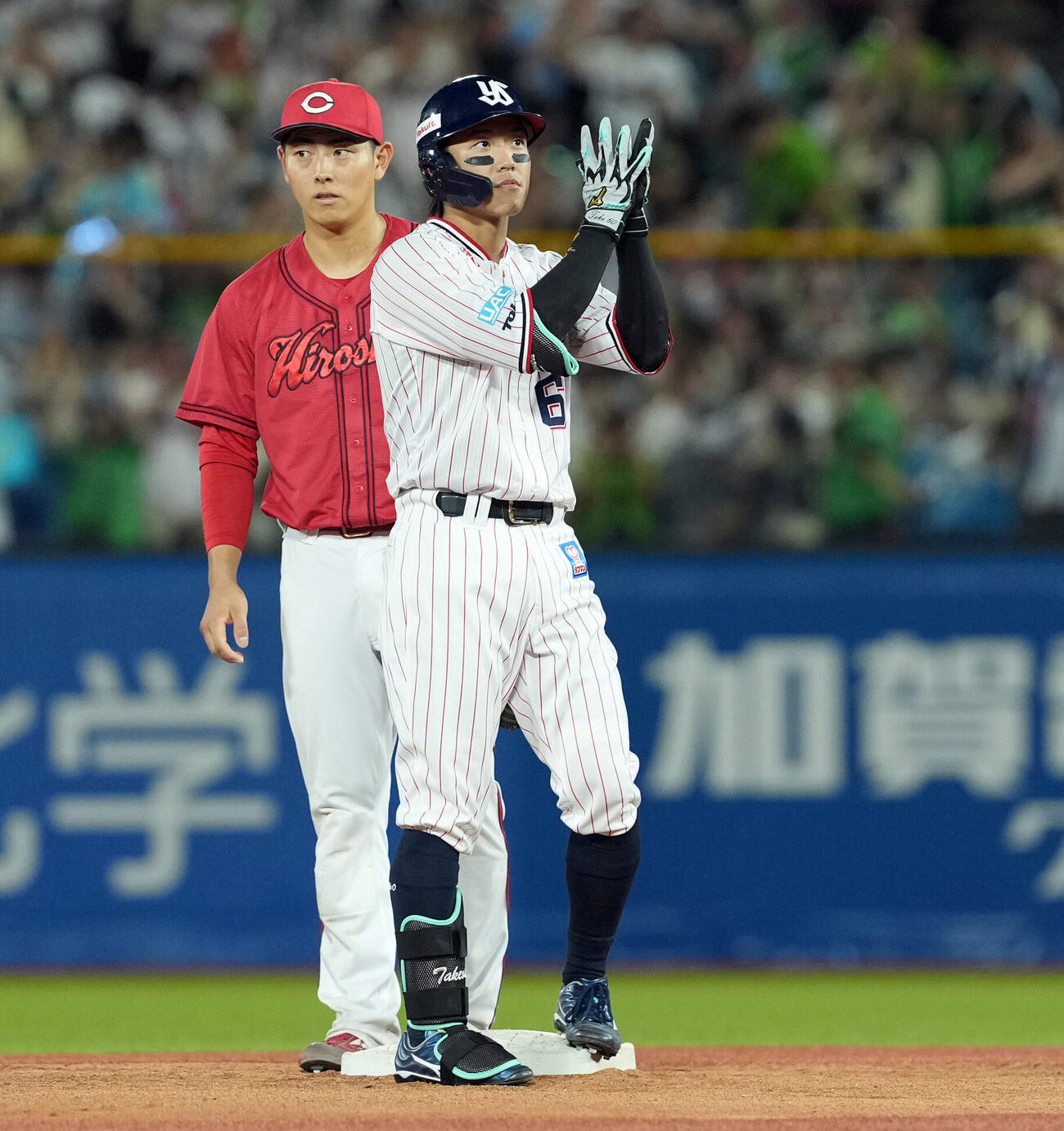 ヤクルト体広島　7回裏ヤクルト2死一、二塁、2点適時二塁打を放ちポーズを決める武岡龍世（撮影・たえ見朱実）