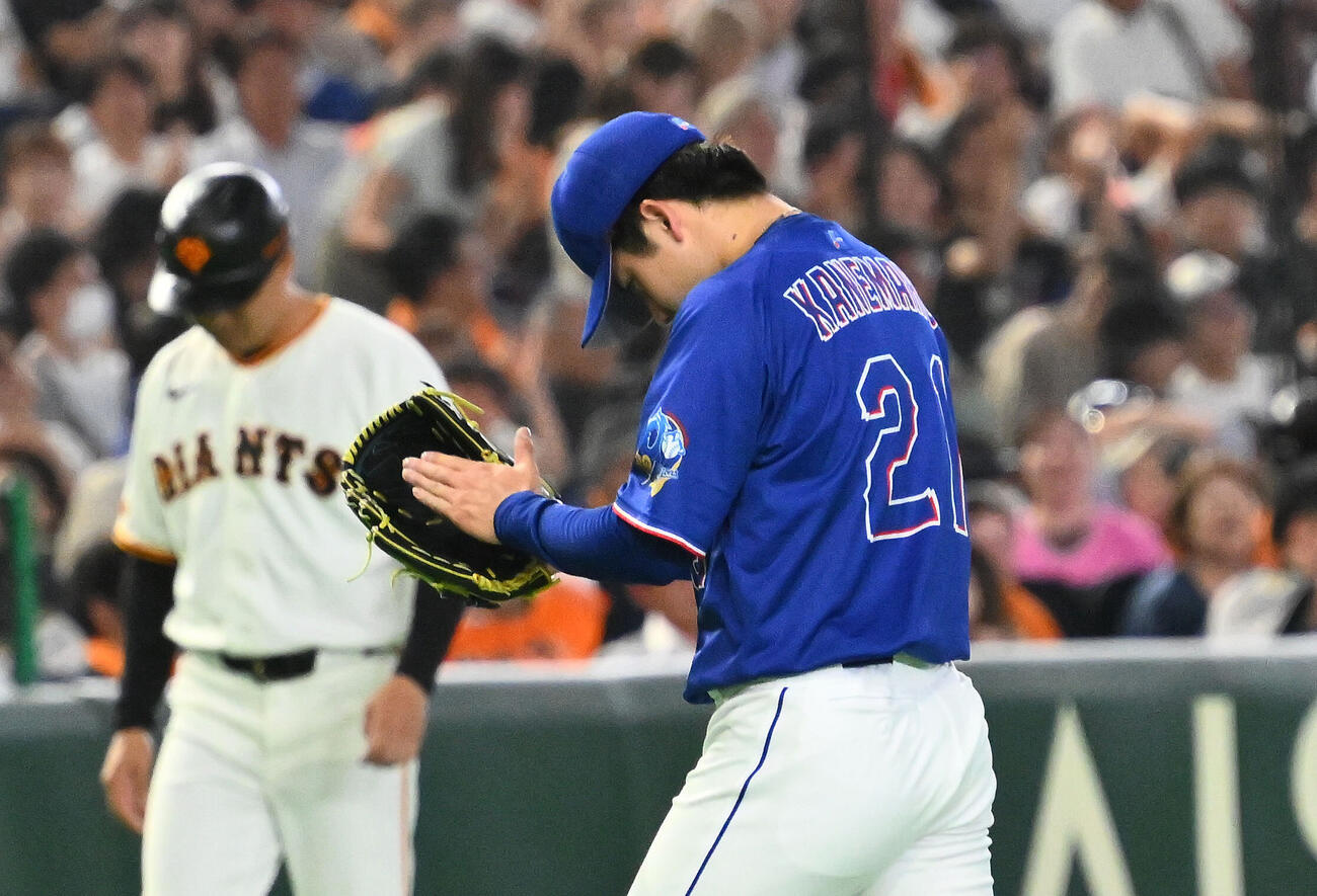 巨人対中日　6回裏巨人2死一、三塁、浦田俊輔を遊ゴロに打ち取りグラブをたたく金丸夢斗（撮影・滝沢徹郎）