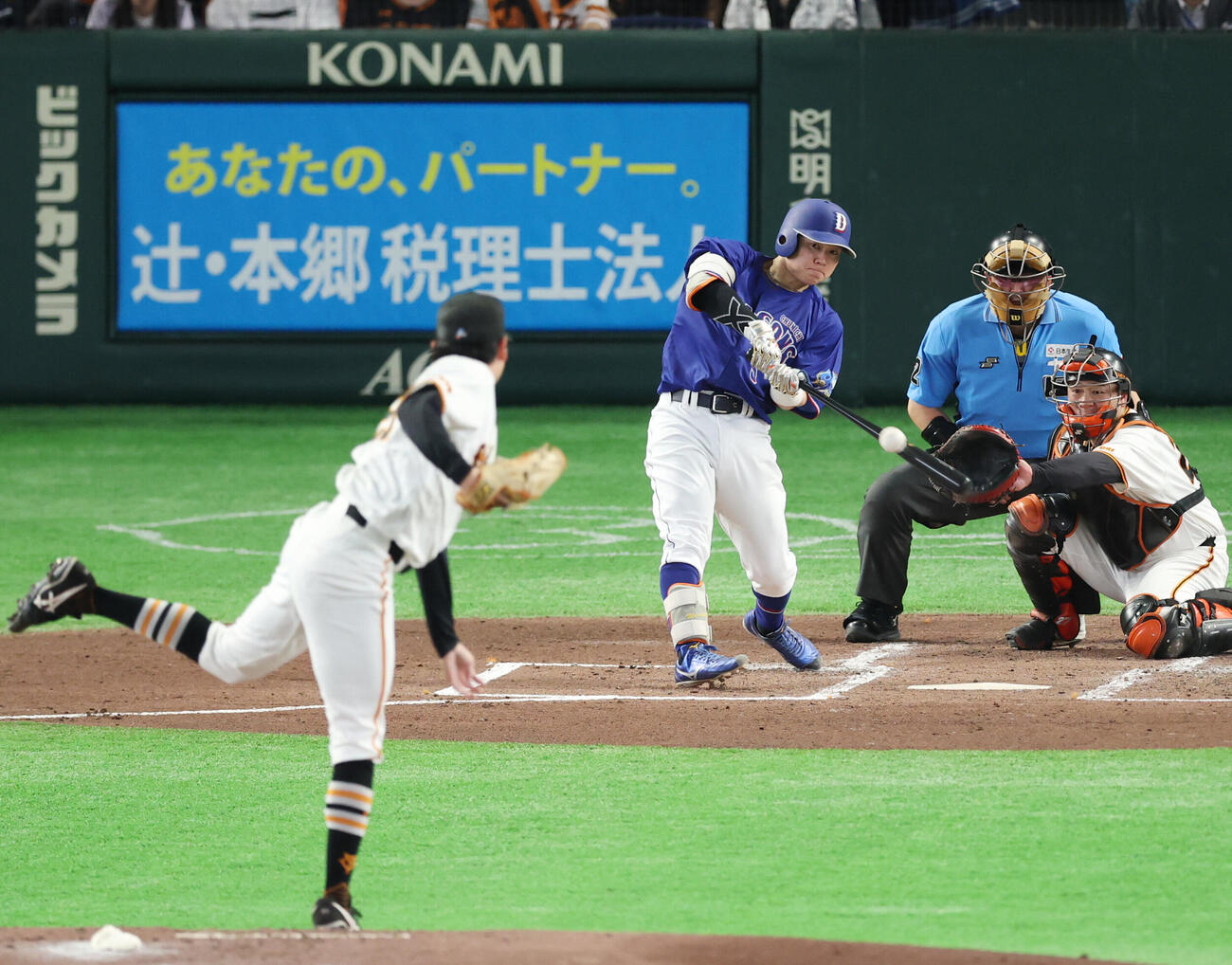 巨人対中日　2回表中日無死満塁、適時打を放つ村松開人。投手竹丸和幸（撮影・増田悦実）