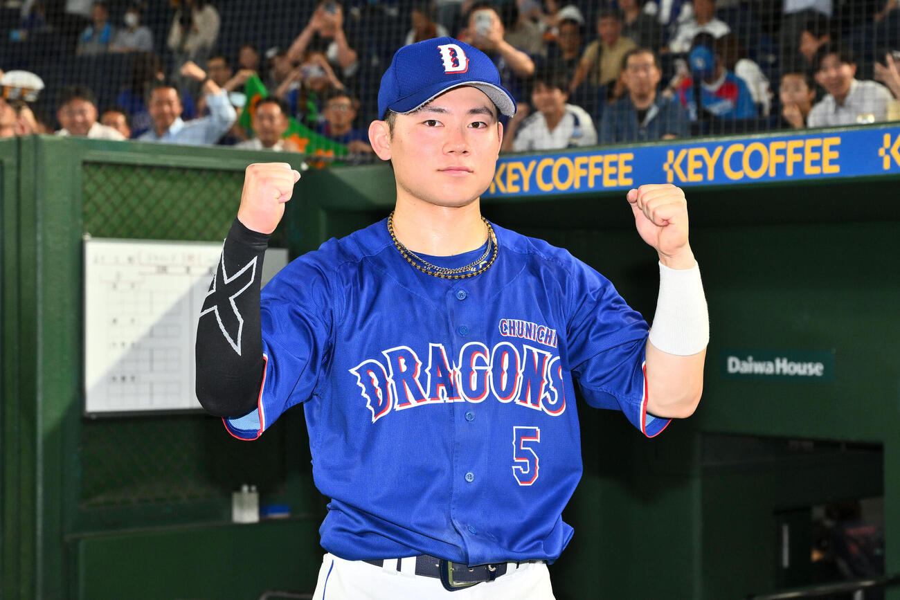 巨人対中日　ヒーローインタビューを終えポーズを決める中日村松開人（撮影・滝沢徹郎）