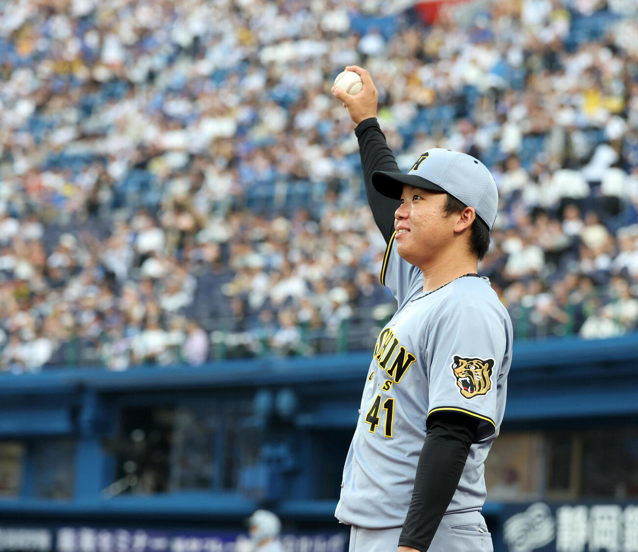 DeNA対阪神　1回表阪神2死二塁、坂本誠志郎が2点本塁打を放ち、打球を見つめながらガッツポーズする村上頌樹（撮影・浅見桂子）