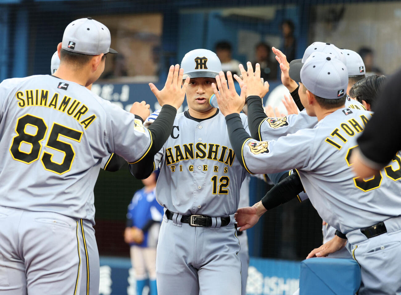 DeNA対阪神　1回表阪神2死二塁、坂本誠志郎は2点本塁打を放ちナインとハイタッチ（撮影・浅見桂子）
