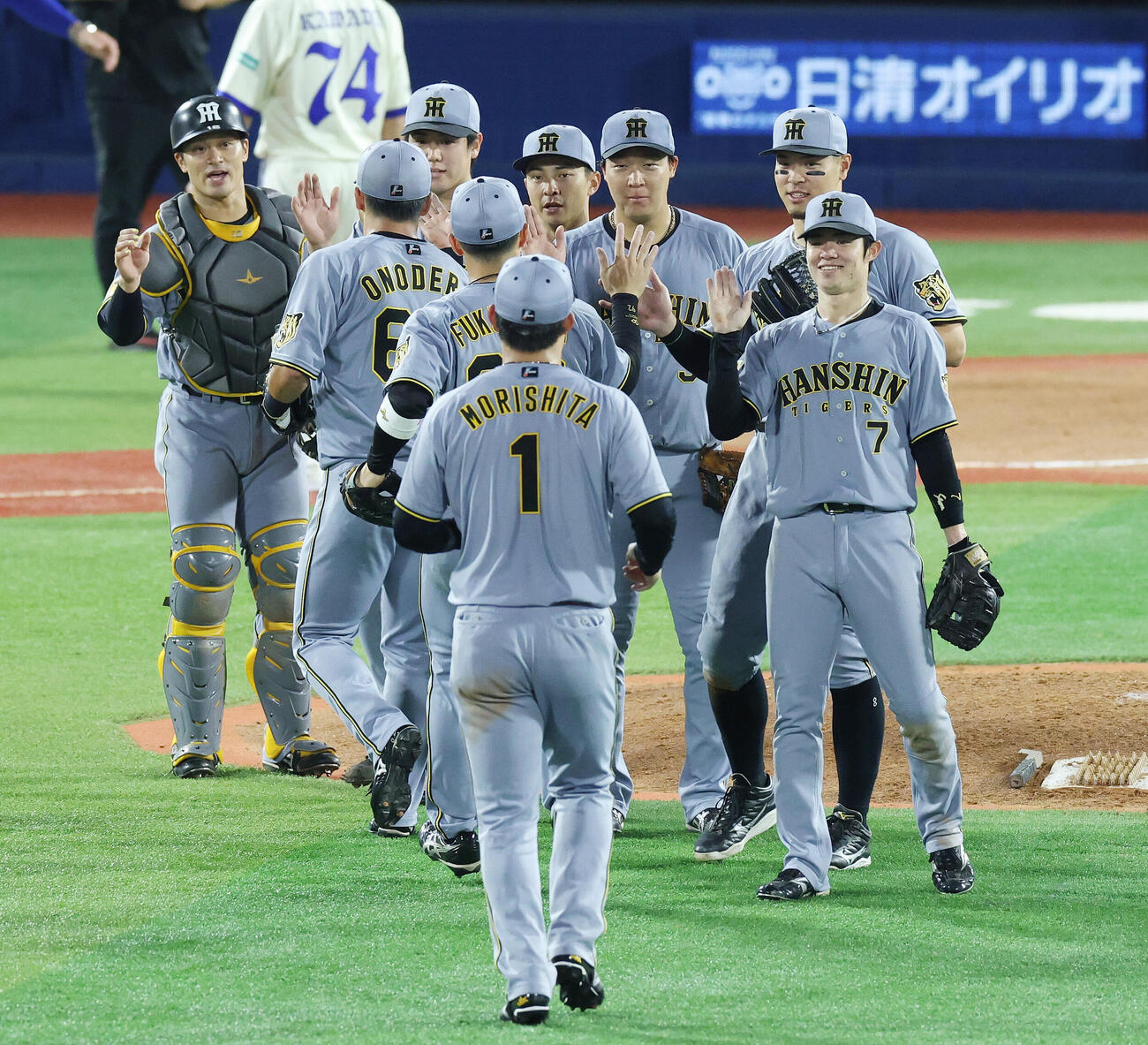 DeNA対阪神　DeNAに勝利し、タッチを交わす阪神の選手たち（撮影・宮地輝）