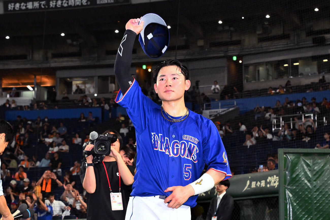 巨人対中日　ヒーローインタビューを終えファンの祝福に応じる中日村松開人（撮影・滝沢徹郎）