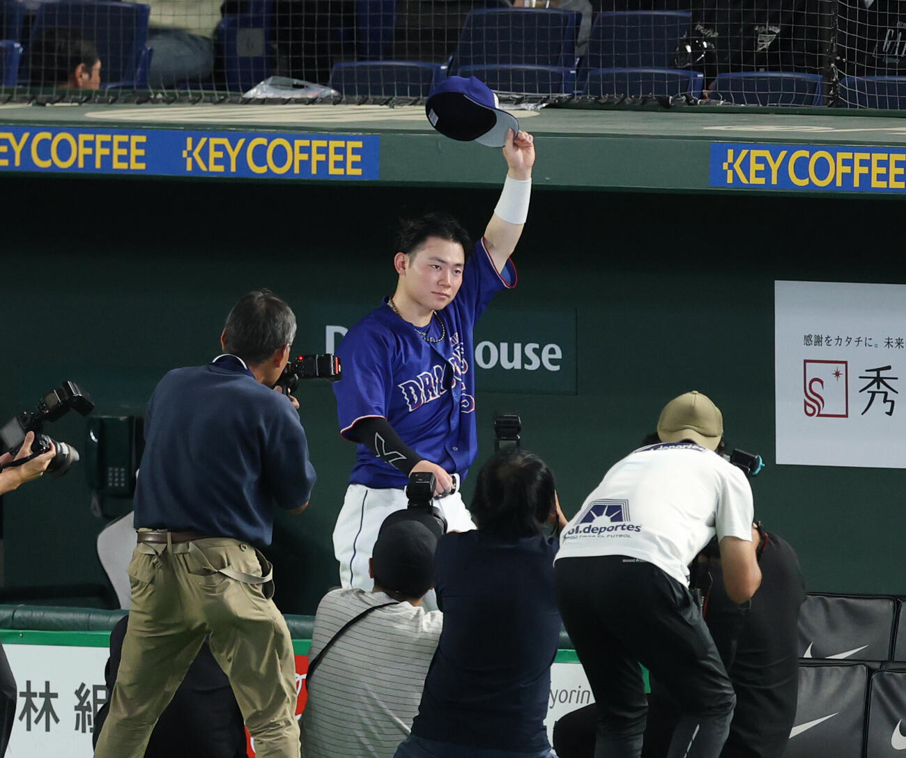巨人対中日　スタンドに手を振りながら引き揚げる中日村松開人（撮影・増田悦実）