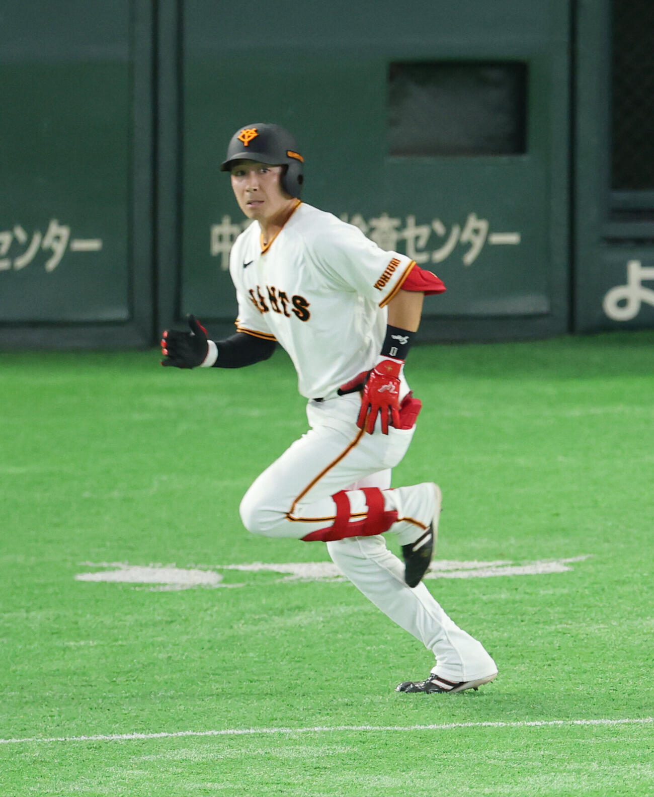 巨人対中日　6回裏巨人2死、安打を放つ増田大輝（撮影・増田悦実）