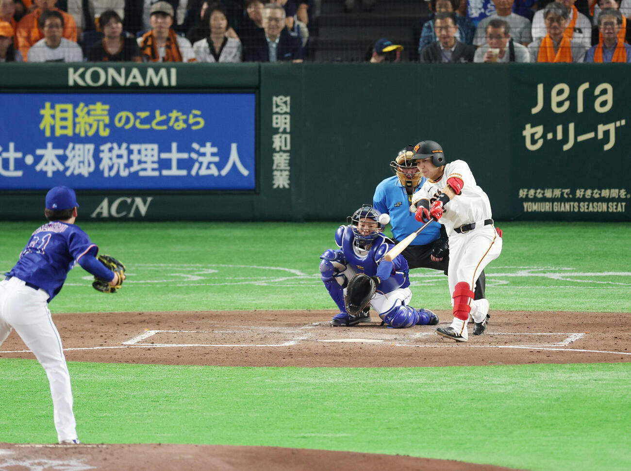 巨人対中日　4回裏巨人2死、安打を放つ増田大輝。投手は金丸夢斗（撮影・増田悦実）