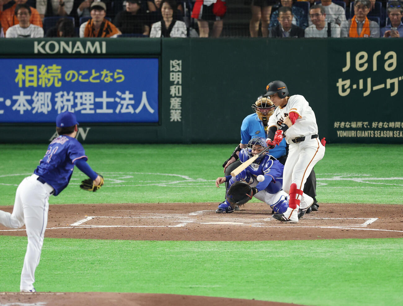 巨人対中日　2回裏巨人2死、安打を放つ増田大輝。投手は金丸夢斗（撮影・増田悦実）