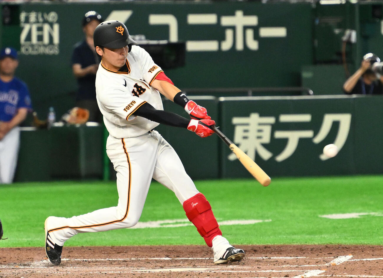 巨人対中日　4回裏巨人2死、増田大輝は左前打を放つ（撮影・滝沢徹郎）